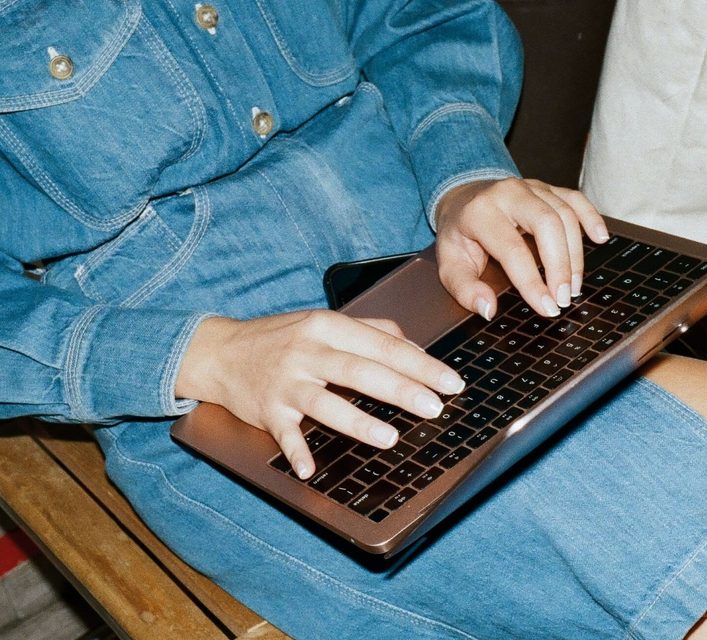 Un consultant au travail sur son ordinateur portable.